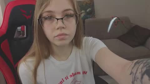 Snapshot of mia_dixson chatting on 10.12.25 Mia online show from 10.12.25