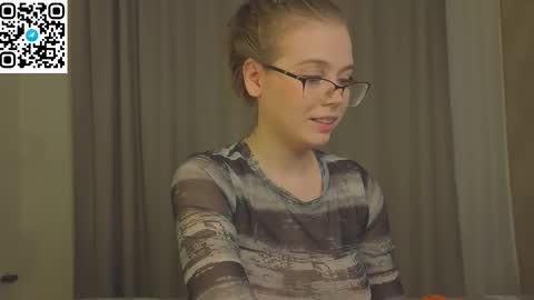 Snapshot of mia_dixson chatting on 10.21.25 Mia online show from 10.21.25