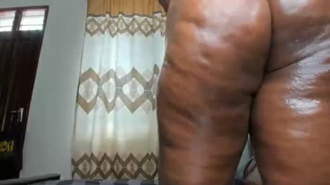 Snapshot of mia_ebbony chatting on 10.23.25 mia_ebbony online show from 10.23.25