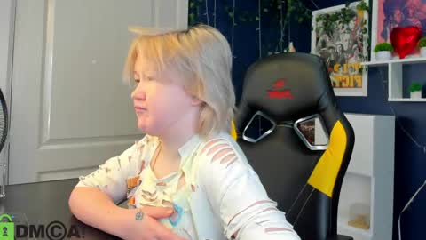 Snapshot of mia_ferd chatting on 05.11.26 Mia online show from 05.11.26