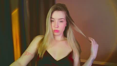 Snapshot of mia_fleur_ chatting on 01.08.25 Mia online show from 01.08.25