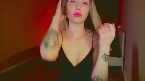 Snapshot of mia_fleur_ chatting on 02.16.25 Mia online show from 02.16.25