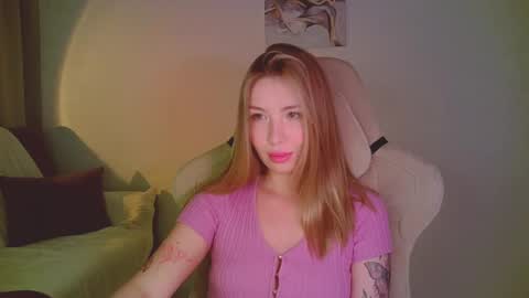 Snapshot of mia_fleur_ chatting on 05.17.26 Mia online show from 05.17.26