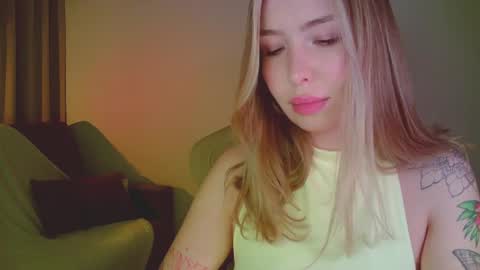 Snapshot of mia_fleur_ chatting on 05.19.26 Mia online show from 05.19.26