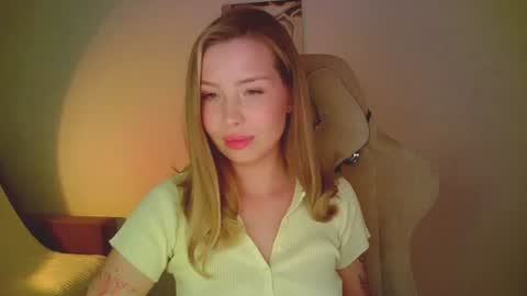 Snapshot of mia_fleur_ chatting on 06.14.26 Mia online show from 06.14.26