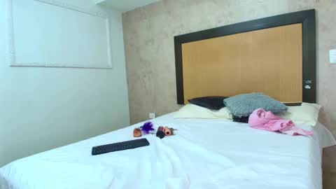 MIALOPEZ      .     Y      .      online show from 12.31.24