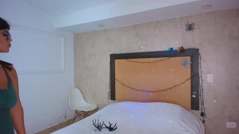 MIALOPEZ      .     Y      .      online show from 11.01.25