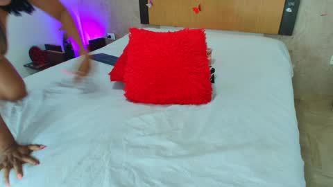 MIALOPEZ      .     Y      .      online show from 04.06.26