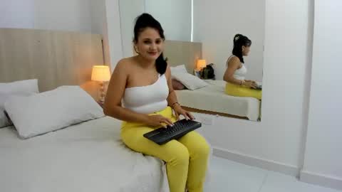 Snapshot of mia_mercier chatting on 06.11.26 Mia Mercier online show from 06.11.26