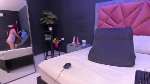 Snapshot of mia_milff chatting on 06.26.26 MIA online show from 06.26.26