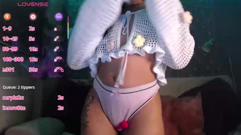 Snapshot of mia_petitebaby chatting on 09.19.25 Ma online show from 09.19.25