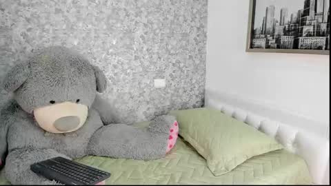 Snapshot of mia_petithe chatting on 05.27.26 Mia online show from 05.27.26
