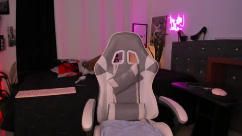 Mia online show from 04.14.26