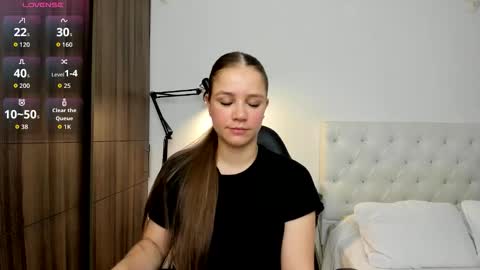 Snapshot of mia_speencer chatting on 11.21.25 Mia online show from 11.21.25