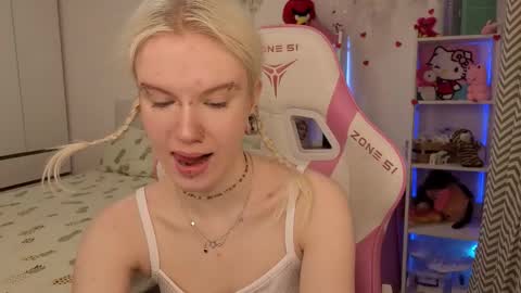 Snapshot of mia_waterlily chatting on 02.25.26 Mia online show from 02.25.26