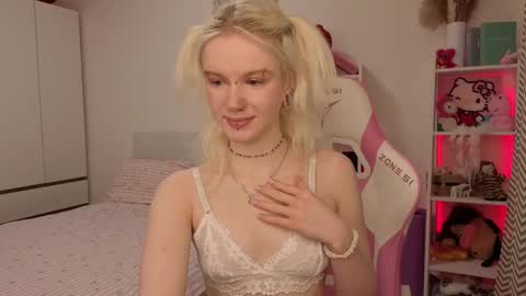 Snapshot of mia_waterlily chatting on 03.01.26 Mia online show from 03.01.26