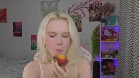 Snapshot of mia_waterlily chatting on 05.04.26 Mia online show from 05.04.26