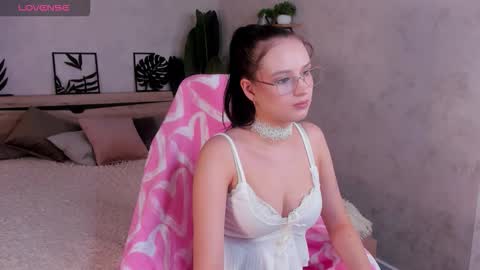 Snapshot of miaa_hill chatting on 03.10.26 Mia online show from 03.10.26