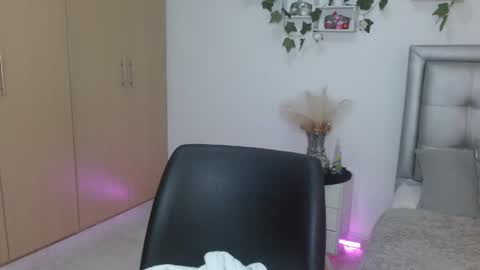 Snapshot of miaa_star_1x chatting on 04.22.26 miaa_star_1x online show from 04.22.26
