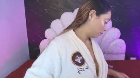 Mia online show from 04.24.26