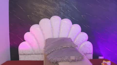 Mia online show from 04.25.26