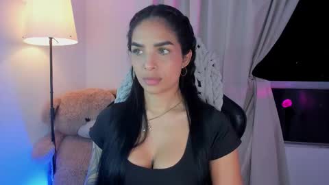 Mia online show from 11.21.25