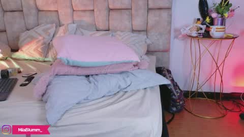 miablumm_ online show from 04.07.26