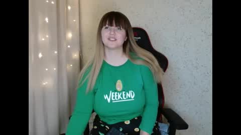 MiaFoxisJa online show from 11.25.25