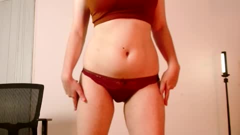 Snapshot of miaisgettinghot chatting on 04.13.26 Mia online show from 04.13.26