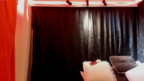 Snapshot of miaknox chatting on 06.01.26 Mia online show from 06.01.26