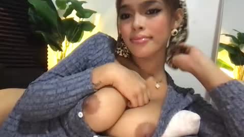 Snapshot of miapasita chatting on 09.17.25 Mia online show from 09.17.25