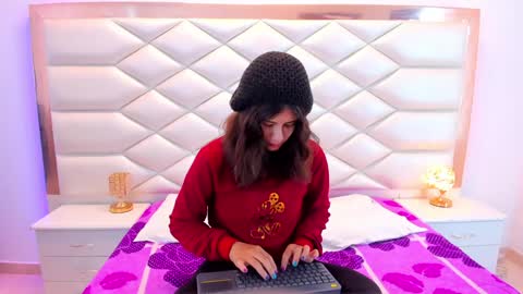 Snapshot of miaqueen021 chatting on 02.08.25 Sweetie Mia online show from 02.08.25