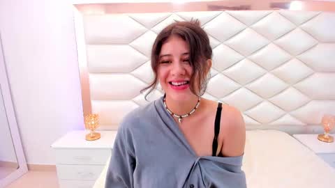 Snapshot of miaqueen021 chatting on 02.20.25 Sweetie Mia online show from 02.20.25