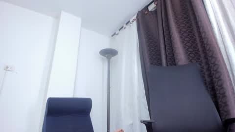 Snapshot of miarobertsmilf chatting on 05.20.26 Mia Milf online show from 05.20.26