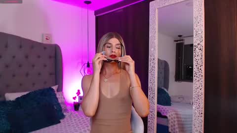 Snapshot of miaromanove_ss chatting on 02.21.25 Mia Romanove online show from 02.21.25