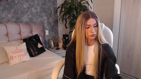 Snapshot of miaromanove_ss chatting on 09.11.25 Mia Romanove online show from 09.11.25