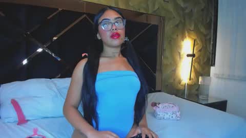 Snapshot of miathompson01 chatting on 12.03.25 Mia Thompson online show from 12.03.25