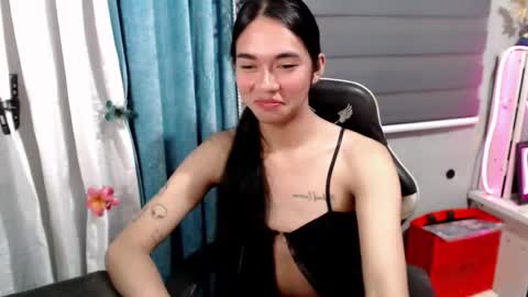 Snapshot of miatrixs chatting on 12.18.25 Mia online show from 12.18.25