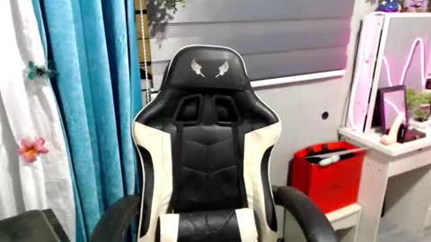 Snapshot of miatrixs chatting on 12.19.25 Mia online show from 12.19.25