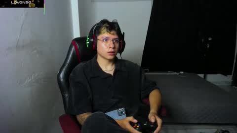 michael independent model  online show from 11.06.25