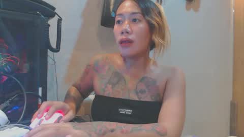 Snapshot of michelle_ux chatting on 11.17.25 michelle_ux online show from 11.17.25