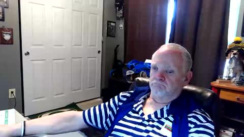 Snapshot of midwestdad09 chatting on 04.18.26 midwestdad09 online show from 04.18.26