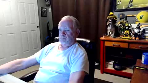 Snapshot of midwestdad09 chatting on 05.04.26 midwestdad09 online show from 05.04.26