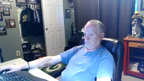 Snapshot of midwestdad09 chatting on 05.11.26 midwestdad09 online show from 05.11.26