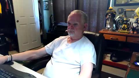 Snapshot of midwestdad09 chatting on 05.13.26 midwestdad09 online show from 05.13.26