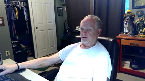 Snapshot of midwestdad09 chatting on 05.16.26 midwestdad09 online show from 05.16.26