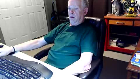 Snapshot of midwestdad09 chatting on 05.24.26 midwestdad09 online show from 05.24.26