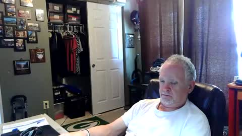 Snapshot of midwestdad09 chatting on 05.27.26 midwestdad09 online show from 05.27.26