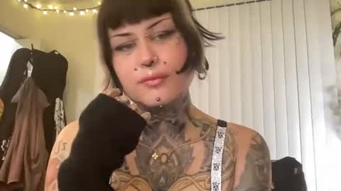 Snapshot of mignightmedliii chatting on 09.26.25 Medli online show from 09.26.25