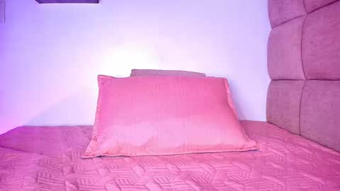 Mia  online show from 09.20.25